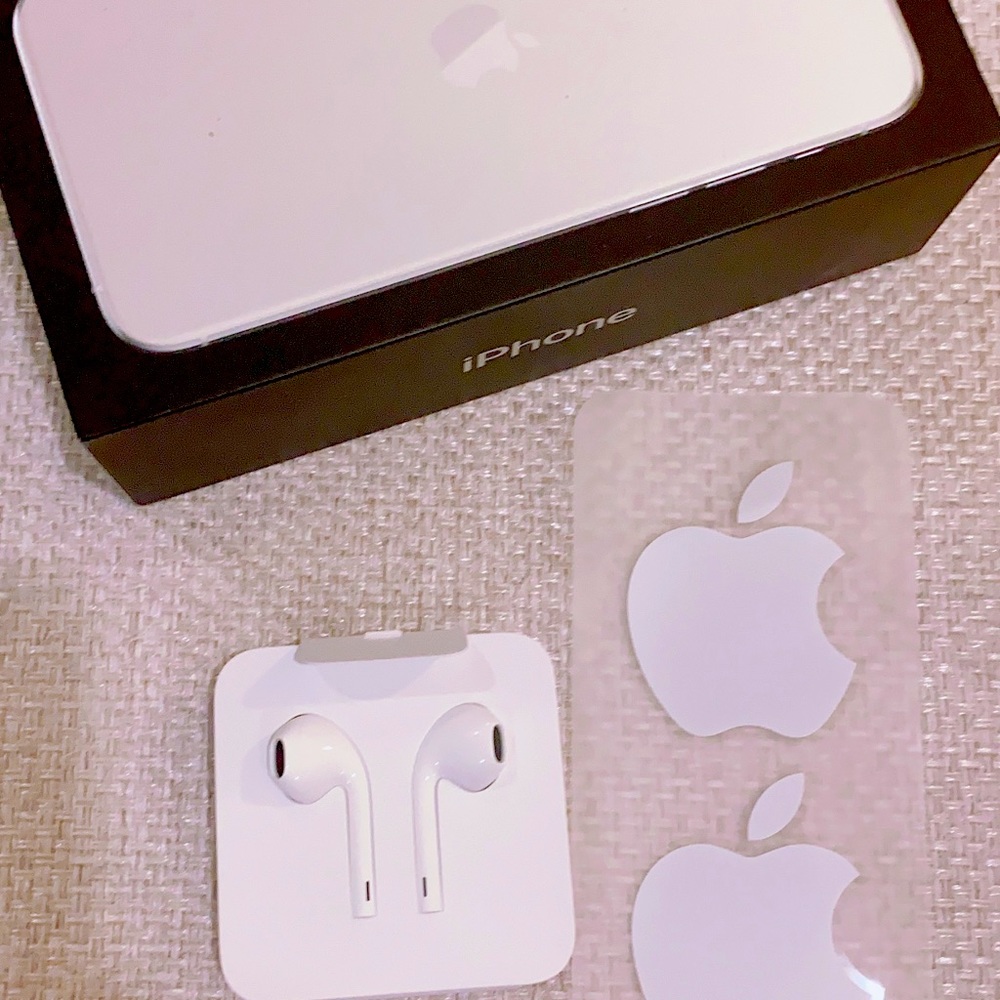 iphone earphones with iPhone 11pro box